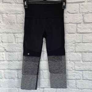 Lululemon women 2 textured Capri leggings grey & black